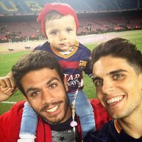 Èric Bartra sujeta a su sobrina Gala, la hija de Marc, en el Camp Nou