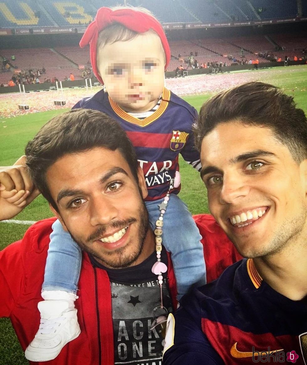 Èric Bartra sujeta a su sobrina Gala, la hija de Marc, en el Camp Nou