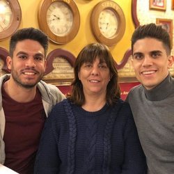 Marc y Èric Bartra junto a su madre, Montse Aregall