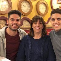 Marc y Èric Bartra junto a su madre, Montse Aregall