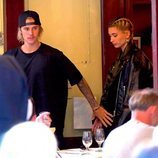 Justin Bieber y Hailey Baldwin a la salida de un restaurante en Nueva York