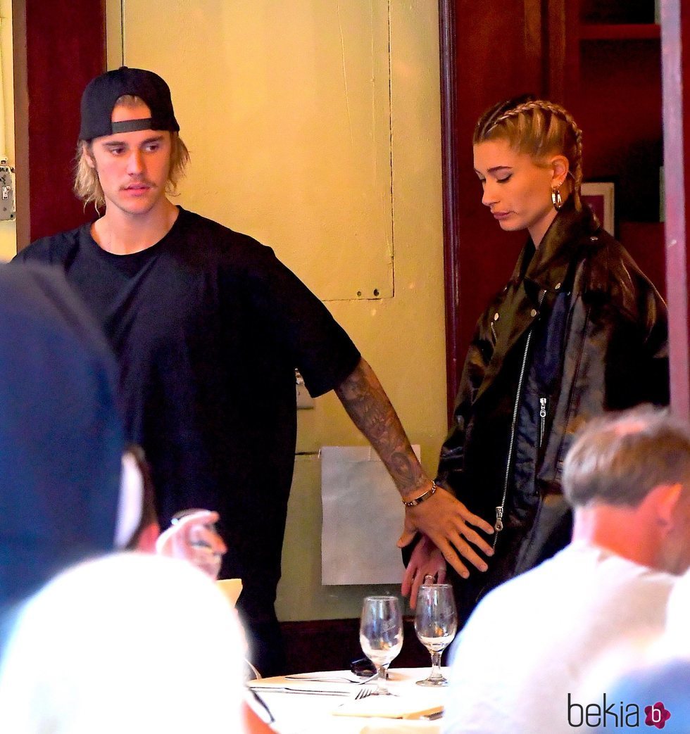 Justin Bieber y Hailey Baldwin a la salida de un restaurante en Nueva York