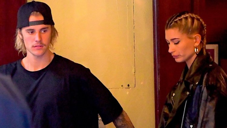 Justin Bieber y Hailey Baldwin a la salida de un restaurante en Nueva York