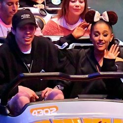 Ariana Grande y su novio Pete Davidson en una atracción