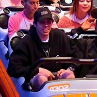 Ariana Grande y su novio Pete Davidson en una atracción