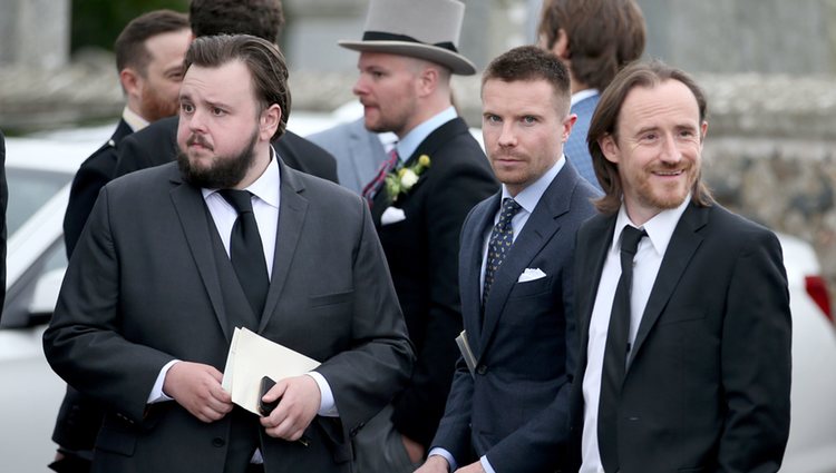 John Bradley, Joe Dempsie y Ben Crompton en la boda de Kit Harington y Rose Leslie