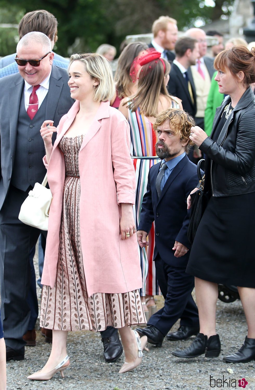 Emilia Clarke y Peter Dinklage llegando a la boda de Kit Harington y Rose Leslie