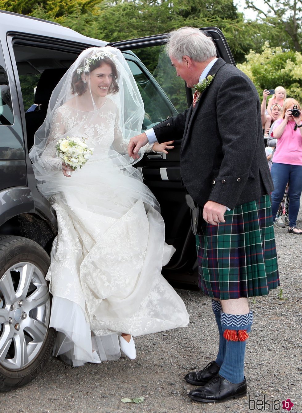 Rose Leslie llega a su boda con Kit Harington junto a su padre