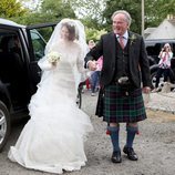 La novia Rose Leslie llega a la boda agarrada del brazo de su padre