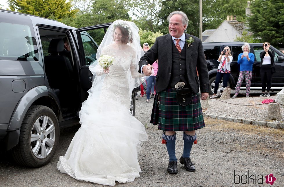 La novia Rose Leslie llega a la boda agarrada del brazo de su padre