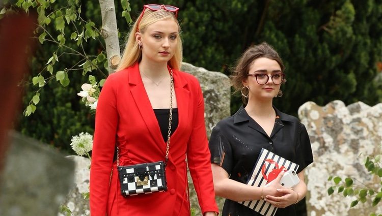 Sohpie Turner y Maisie Williams llegando a la boda de Kit Harington y Rose Leslie