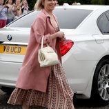 Emilia Clarke, muy sonriente en la boda de Kit Harington y Rose Leslie