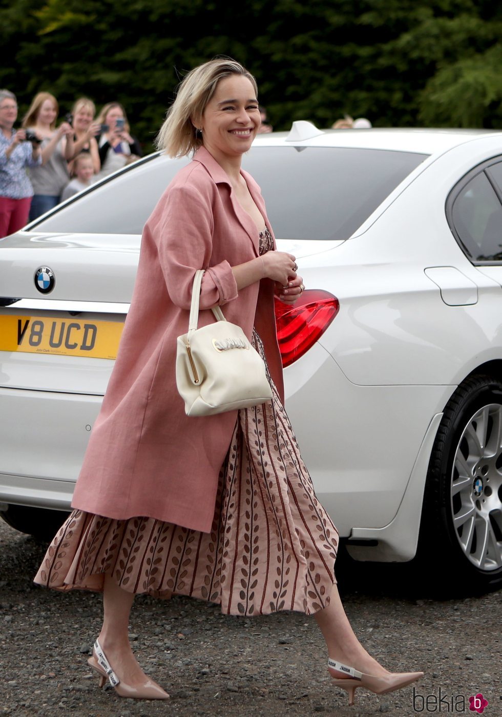 Emilia Clarke, muy sonriente en la boda de Kit Harington y Rose Leslie