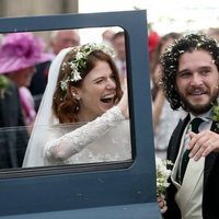 Los novios Kit Harington y Rose Leslie se suben al coche tras su boda