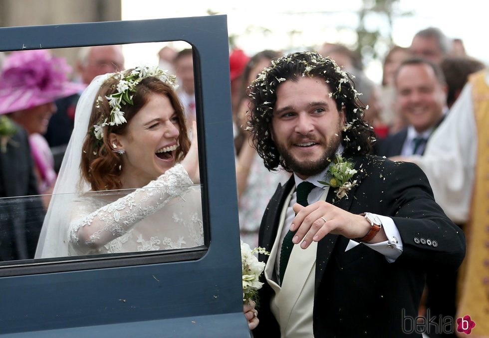 Los novios Kit Harington y Rose Leslie se suben al coche tras su boda