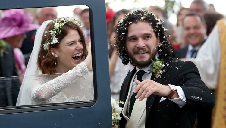 Los novios Kit Harington y Rose Leslie se suben al coche tras su boda