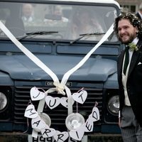 Kit Harington, sonriente tras la celebración de su boda