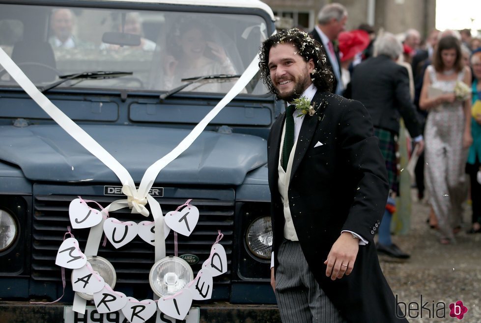 Kit Harington, sonriente tras la celebración de su boda