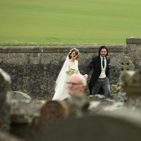 Kit Harington y Rose Leslie llegando de la mano el día de su boda