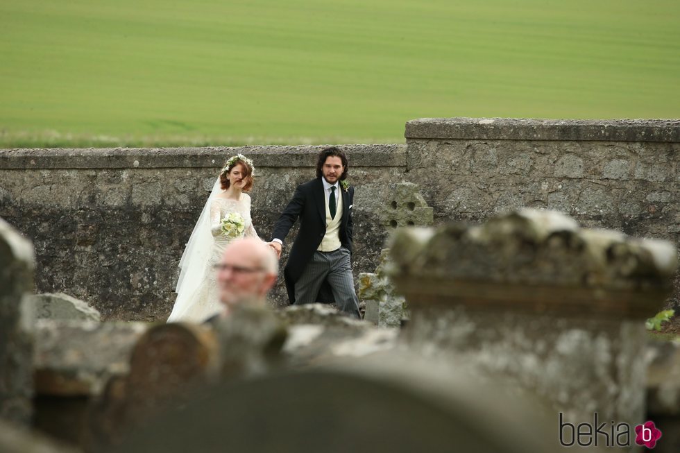 Kit Harington y Rose Leslie llegando de la mano el día de su boda