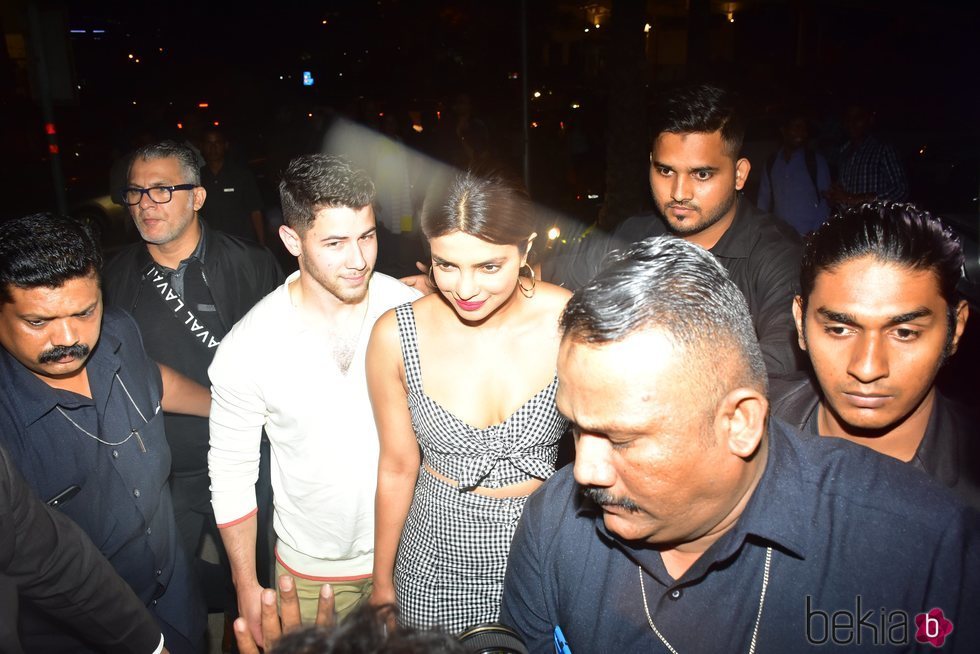 Nick Jonas y Priyanka Chopra saliendo a cenar en Bombay