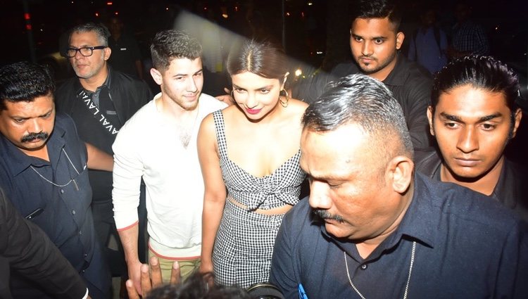 Nick Jonas y Priyanka Chopra saliendo a cenar en Bombay