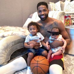 Tristan Thompson junto a sus hijos True y Prince