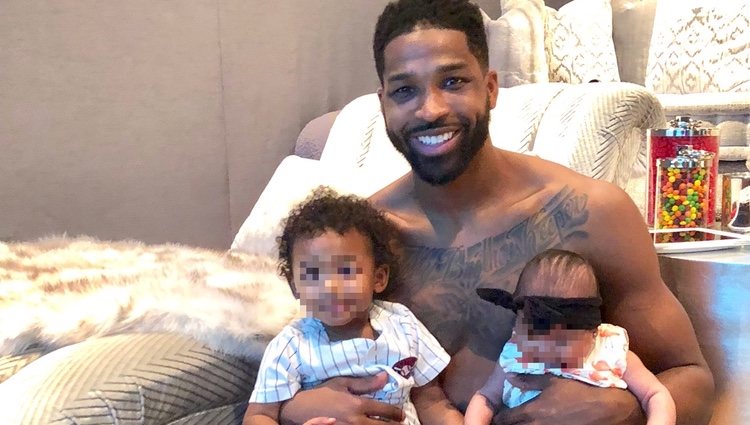 Tristan Thompson junto a sus hijos True y Prince