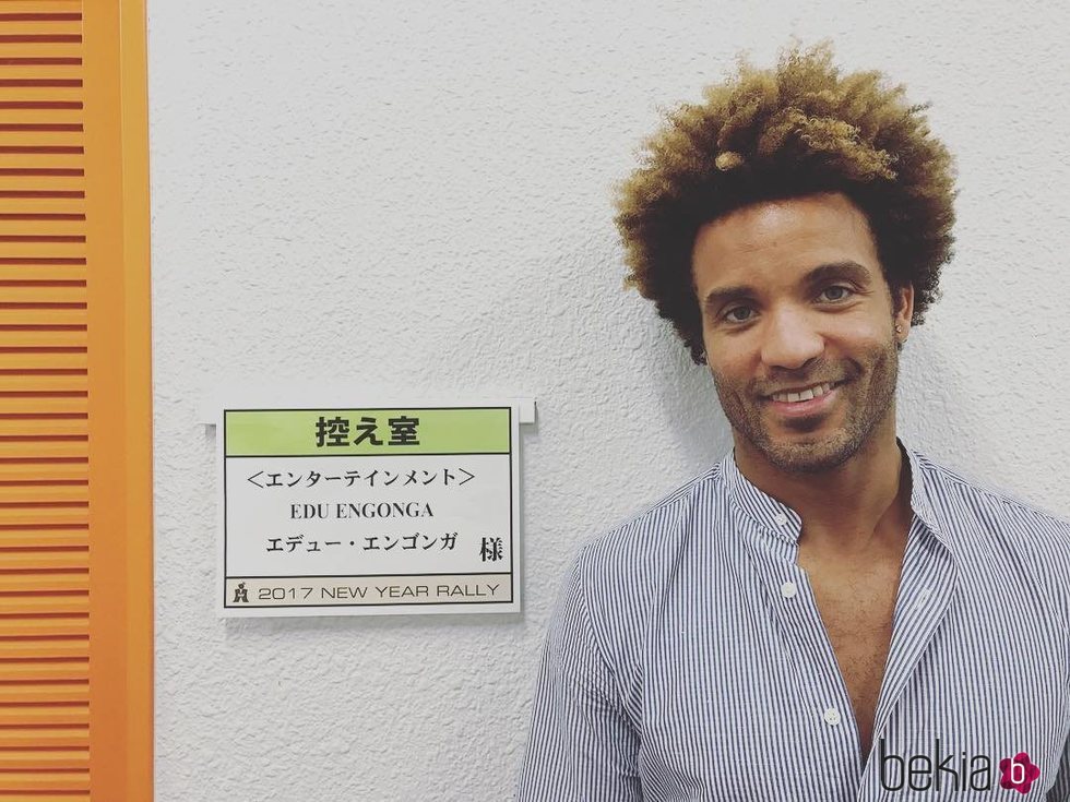 Edu del Prado con el cartel de su camerino en un show en Japón