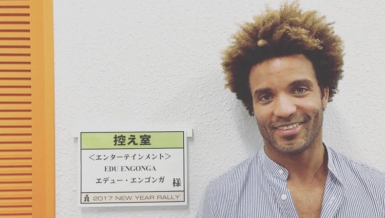 Edu del Prado con el cartel de su camerino en un show en Japón