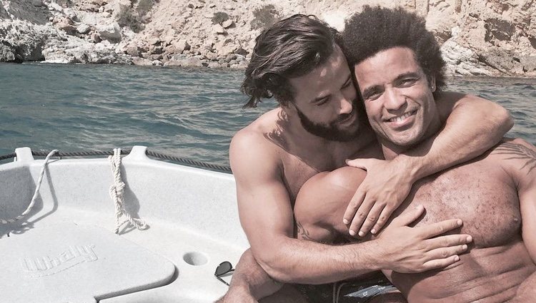 Edu del Prado con su pareja, Misael del Rosario, de vacaciones en Ibiza