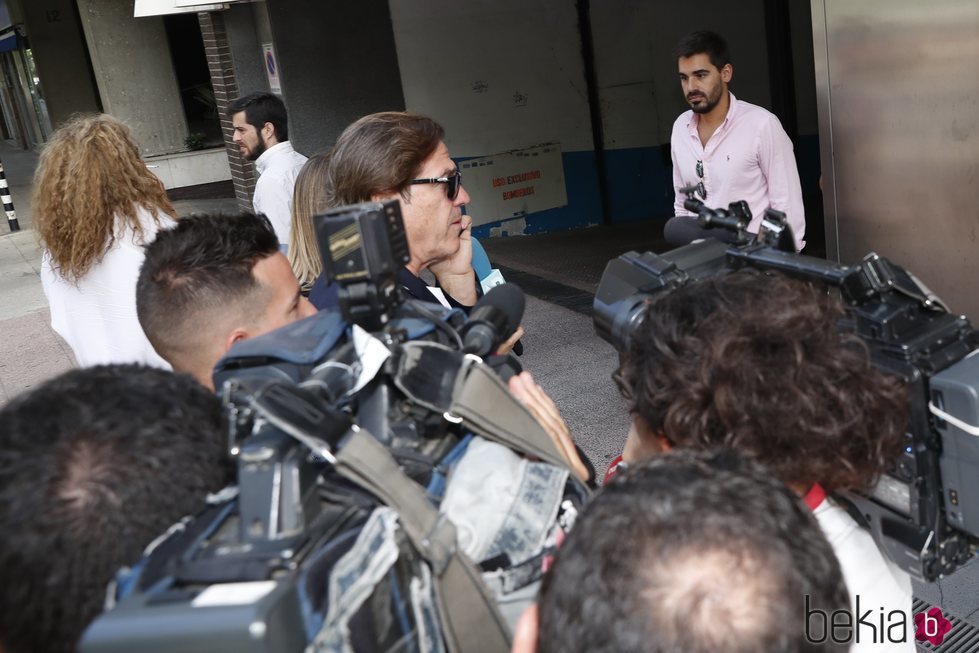 Pepe Navarro llegando a los juzgados para divorciarse de Lorena Aznar