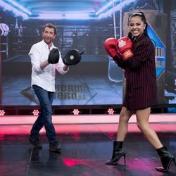 Becky G boxea con Pablo Motos en 'El Hormiguero'