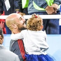 Pepe Reina con su hija Sira en el partido de España frente a Marruecos en el Mundial de Rusia 2018