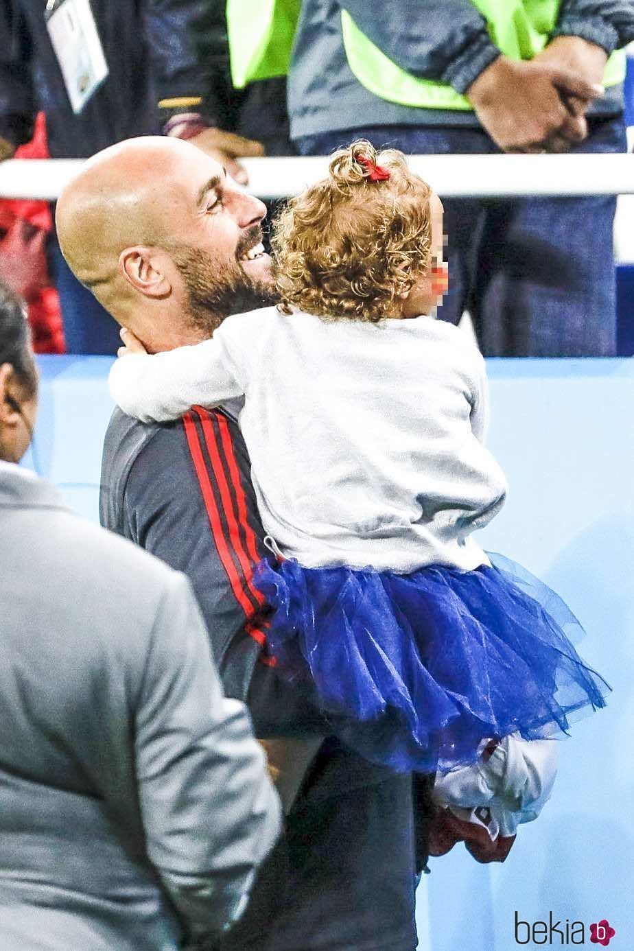 Pepe Reina con su hija Sira en el partido de España frente a Marruecos en el Mundial de Rusia 2018