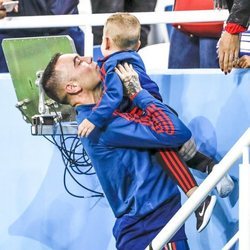 Iago Aspas con su hijo Thiago en el partido de España frente a Marruecos en el Mundial de Rusia 2018