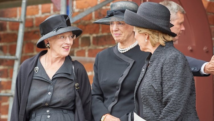 Margarita de Dinamarca con sus hermanas Benedicta de Dinamarca y Ana María de Grecia en el funeral de Elisabeth de Dinamarca