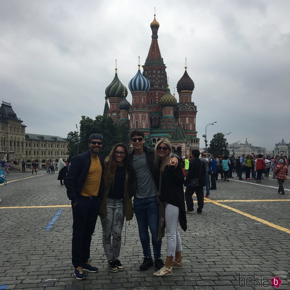 Chayanne junto a su mujer Marilisa Maronesse y sus hijos Lorenzo e Isidora Sofía disfrutando de un viaje familiar