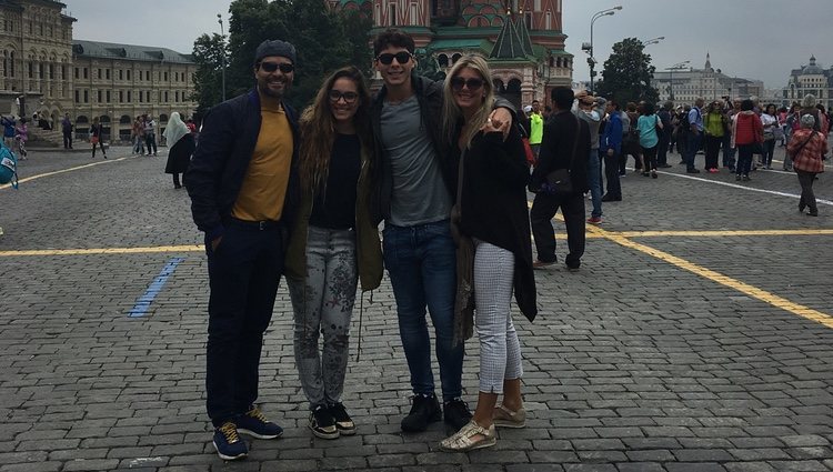 Chayanne junto a su mujer Marilisa Maronesse y sus hijos Lorenzo e Isidora Sofía disfrutando de un viaje familiar