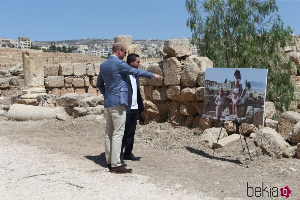 El Príncipe Guillermo observa el retrato de Kate Middleton y su familia cuando era pequeña en Jordania