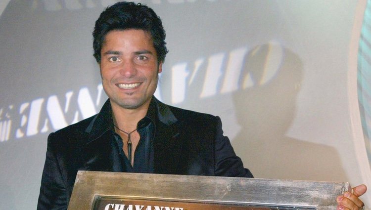 Chayanne con su disco de platino 'Cautivo' en el año 2005