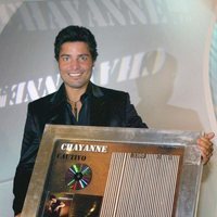 Chayanne con su disco de platino 'Cautivo' en el año 2005