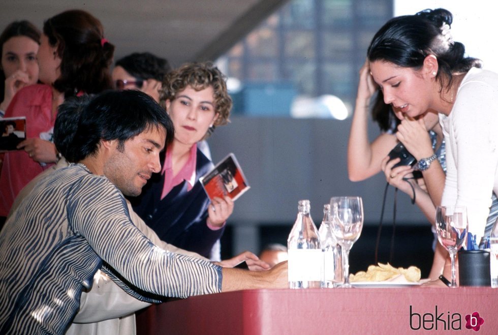 Chayanne durante una firma de discos en Madrid en el año 2002