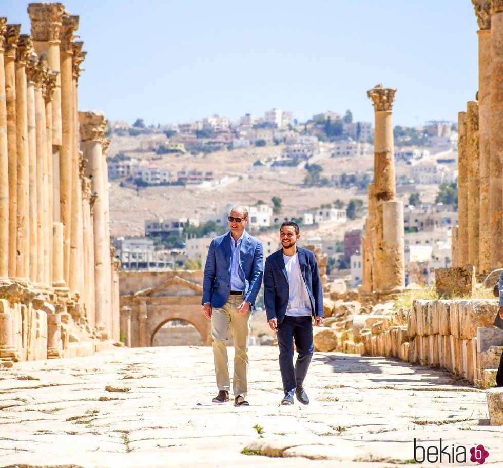 El Príncipe Guillermo durante su visita oficial a Jordania junto a Hussein de Jordania