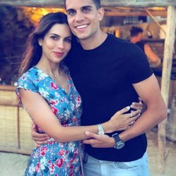 Marc Bartra y Melissa Jiménez celebrando el cumpleaños de la periodista en Mikonos