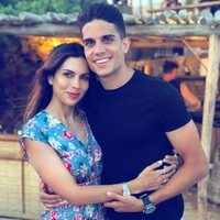 Marc Bartra y Melissa Jiménez celebrando el cumpleaños de la periodista en Mikonos