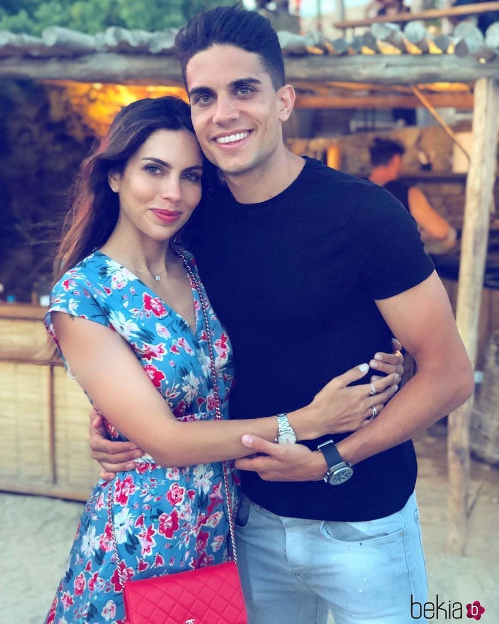 Marc Bartra y Melissa Jiménez celebrando el cumpleaños de la periodista en Mikonos