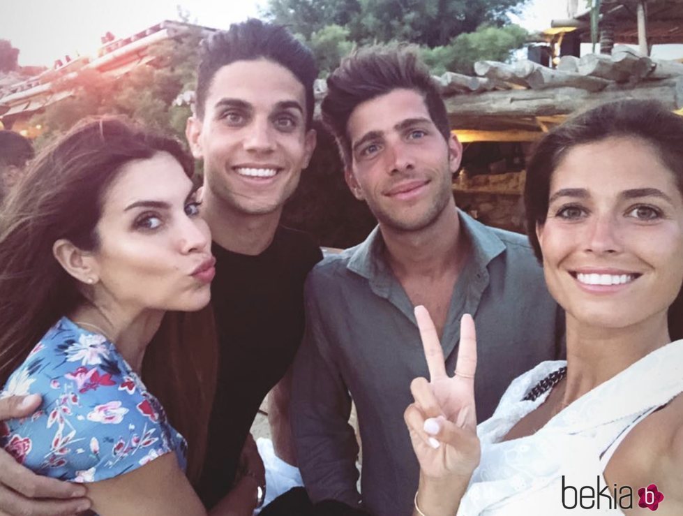 Melissa Jiménez, Marc Bartra, Sergi Roberto y Coral Simanovich en Mikonos