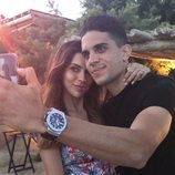 Melissa Jiménez y Marc Bartra haciéndose una foto en Mikonos