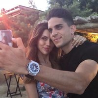 Melissa Jiménez y Marc Bartra haciéndose una foto en Mikonos